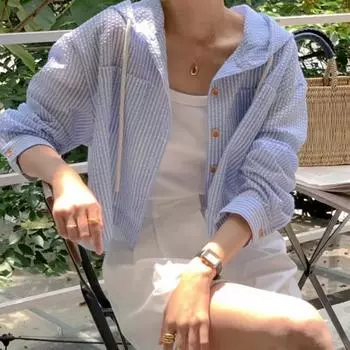 Лето 2024, полосатая рубашка контрастного цвета с капюшоном, женская короткая однобортная свободная солнцезащитная рубашка с длинными рукавами S белый