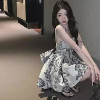 Лето 2025 г. Платье-трапеция с открытой спиной и подтяжками, с бантом Large светло-серый