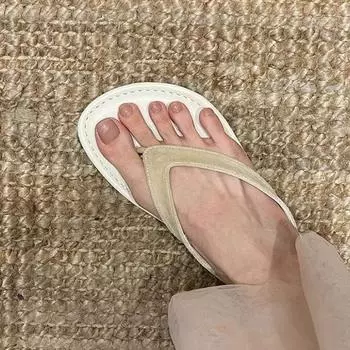 Лето 2025 новая мода верхняя одежда с юбкой приморский пляжный отдых шлепанцы с перемычкой между пальцев елочкой прохладные шлепанцы женские 35