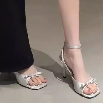 Летом 2024 года в моду войдет новая фея с квадратной головой, туфлями на высоком каблуке с бантом, тонкими каблуками и босоножками, подчеркивающими женственность. 35