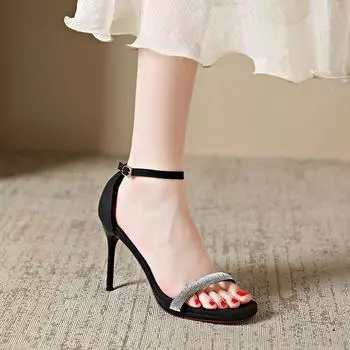 Летом 2025 года модными и красивыми станут новые туфли из серебристой лакированной кожи со стразами на высоком каблуке и женские босоножки на шпильке. 34