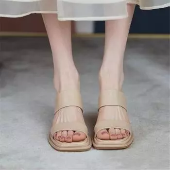 Летом 2025 года новые женские босоножки-маффины на толстой подошве будут представлять собой односложные тапочки с высоким каблуком и полуторослойным каблуком. 35