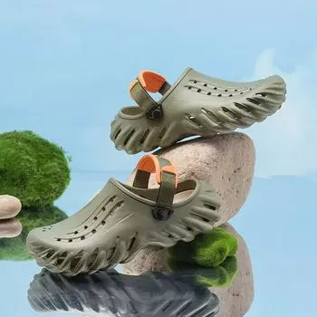 Летом звезда носит те же модные фирменные туфли на шпильке, нескользящую пляжную обувь на толстой подошве, легкие и дышащие сандалии большого размера. 40