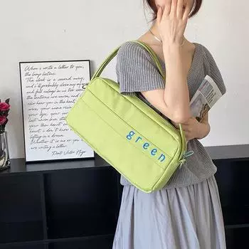 Женская сумка с вышитыми буквами и подмышкой чёрный