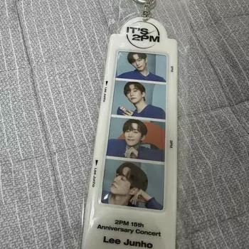 Ли Джун Хо наденет брелок для ключей с двумя фотографиями на 15-ю годовщину 2pm