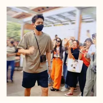 Li Xian Маленькая квадратная сумка 2024 года, новая яркая кожаная женская сумка премиум-класса на одно плечо, маленькая сумка-коробка через плечо, коричневая сумка из тофу чёрный