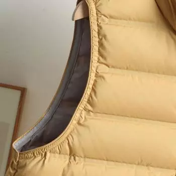 Light down vest women s 2024 winter new stand-up collar pressure glue color matching white duck down fashion temperament vest M хаки