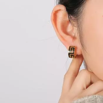 Light luxury retro national back-shaped pattern diamond-encrusted earrings, semi-round small fragrance explosion s925 silver needle women s earrings.