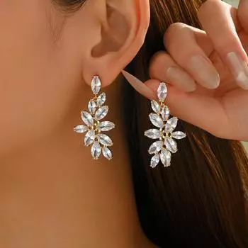 Light luxury small fragrant women s earrings geometric inlay full of diamonds design high-end stud earrings versatile new earrings