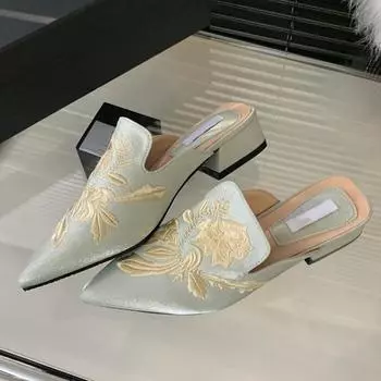 Liyke Высококачественные женские туфли-мюли с вышивкой ручной работы на низком квадратном каблуке, полутапочки, удобные шелковые туфли с острым носком для вечеринок, туфли-лодочки 35