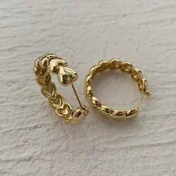 Love earrings high quality personality temperament fashion New Year earrings design sense heart stud earrings circle earrings золотой
