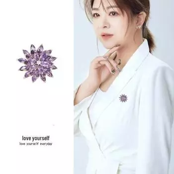 Luxury Crystal Snowflake Brooch: Elegant Rotating Flower Pin for All-Occasion Glam. Perfect for Japanese and Korean Fashion Styles. фиолетовый