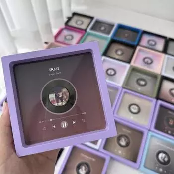 Магнит на холодильник с музыкальным альбомом певицы поп-музыки и встроенным музыкальным плеером. Магнит на холодильник с фотоальбомом. Подарок для поклонников TS. A