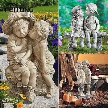 Мальчик и девочка целуют воспоминания дома статуя украшения украшения