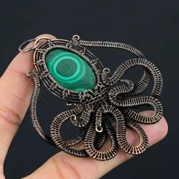 Малахитовый драгоценный камень Чистая медная проволока Обернутая подвеска ручной работы в форме осьминога Ювелирный подарок 3.35 Inches зелёный