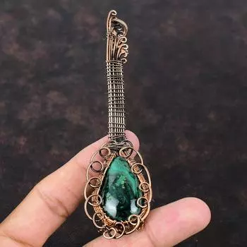 Малахитовый кулон Медная проволока, обернутая драгоценным камнем Кулон Гитара Кулон Музыкальный инструмент Медные украшения Дизайнерский кулон ручной работы Подарок для нее