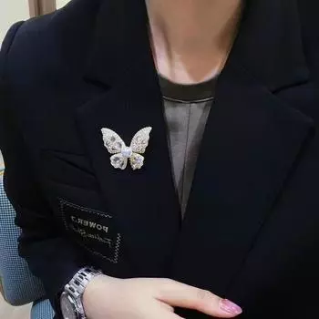 Маленькая булавка на грудь с ароматным ветром и бабочкой, женская супер сверкающая циркониевая булавка для пальто с цветком на груди, аксессуары для костюма высокого класса