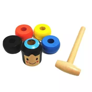 Маленькая деревянная кукла — это оригинальный и интересный игрушечный креативный подарок. разноцветный