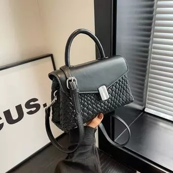 Маленькая дизайнерская ручная модная сумка для женщин, весна/лето 2024, новая простая и повседневная маленькая квадратная сумка, корейское издание, модная сумка через плечо