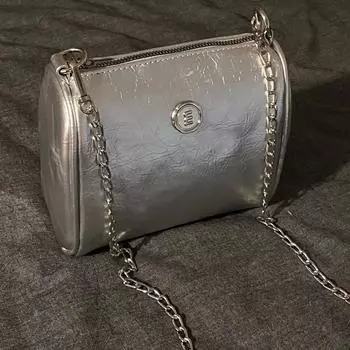 Маленькая и изысканная сумка-мессенджер через цепочку для женщин, новинка сезона 2024 года, нишевая, премиум-серебро, маленькая квадратная сумка подмышкой серебряный