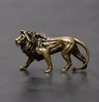 Маленькая китайская архаичная статуя льва из чистой латуни