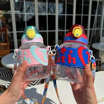 Маленькая кружка-бомба с соломинкой, детский плечевой ремень, портативная бутылка для воды, для мужчин и женщин, для пар, для отдыха и спорта, пластиковая кружка для воды 680ml синий