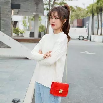 Маленькая квадратная сумка с крокодиловым узором, маленькая косая сумка, популярная сумка через плечо с цепочкой, новая сумка для мобильного телефона весной 2024 года. белый