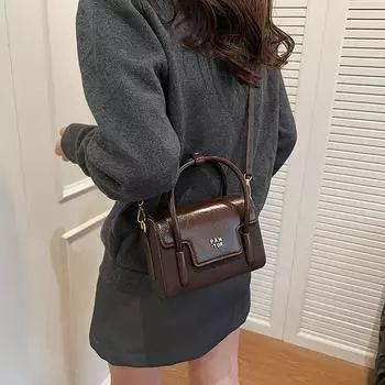 Маленькая квадратная сумка женская 2024 новая осенне-зимняя повседневная нишевая сумка высокого класса модная сумка через плечо коричневый