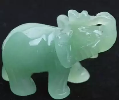 Маленькая статуя резного слона из китайского зеленого нефрита
