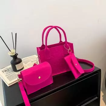 Маленькая свежая однотонная сумочка в иностранном стиле, осень 2024, новая модель этого года, популярная сумка-мессенджер из тисненой фетровой ткани чёрный