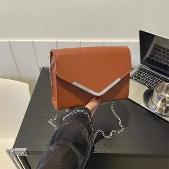 Маленькая женская сумка 2024 года, осень, новая ретро-мода, цепочка на одно плечо, косая сумка, корейская версия, повседневная простая маленькая квадратная сумка белый