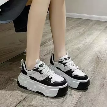 Маленькие белые туфли на платформе женские весна 2024 универсальный дорогой тренд увеличивает ультралегкую маленькую повседневную спортивную обувь тренд 35 белый