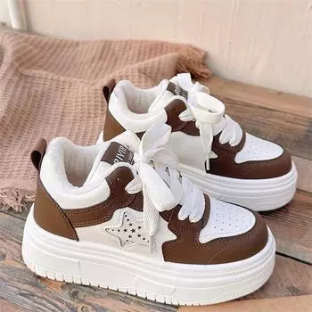 Маленькие белые туфли в стиле кампуса, женские высокие бархатные туфли на толстой подошве, женские 2024, новые популярные универсальные нишевые повседневные туфли для женщин 35