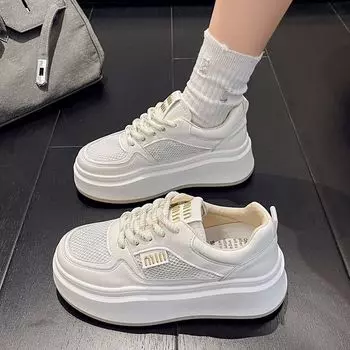 Маленькие белые туфли женские летние 2025 года новые сетчатые дышащие мягкие подошвы увеличивающие рост сетчатые туфли студенческие на платформе спортивные повседневные туфли для серфинга 35
