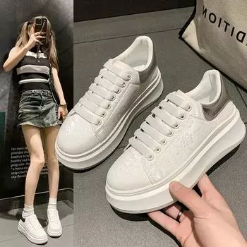 Маленькие белые туфли женские весенние новые универсальные туфли с толстой подошвой внутри увеличивают повседневную спортивную обувь 35