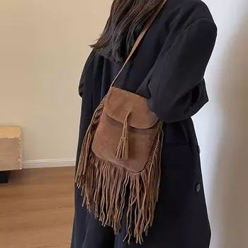 Маленькие дизайнерские сумки через плечо с кисточками для женщин, зимние сумки из искусственной кожи в стиле панк, замшевые новые модные сумки с клапаном