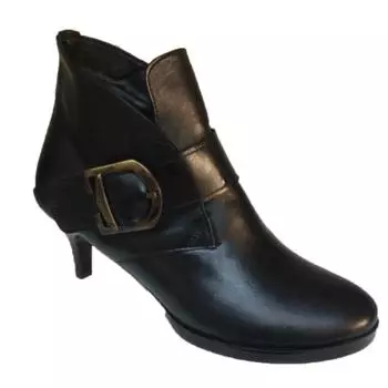 Маленькие и большие черные ботинки на тонком каблуке с натуральной пряжкой