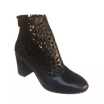 Маленькие и большие кружевные ботильоны на коротком каблуке