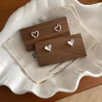 Маленькие и изысканные, пустые плиссированные серьги-гвоздики Love, Женский дизайн, Простые и модные, Персонализированный темперамент, Универсальные серьги