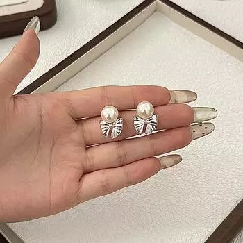 Маленькие и простые серьги-гвоздики в форме банта для женщин, изысканные серьги с имитацией жемчуга Cold Wind, повседневные студенческие серьги для поездок на работу