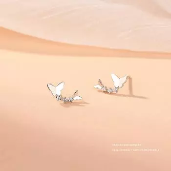 Маленькие и свежие мини-серьги в форме изогнутой двойной бабочки. Японские и корейские маленькие высококачественные серьги для женщин.