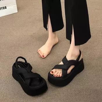 Маленькие классные тапочки на толстой подошве для женщин, летняя одежда 2025 года, новая модная пляжная обувь на мягкой подошве, удобная с юбками 35 чёрный