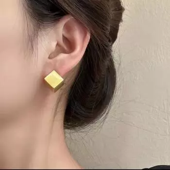 Маленькие квадратные серьги из матового металла, новинка 2024, индивидуальный дизайн, хипстерские нишевые серьги с холодным ветром, женские серьги золотой
