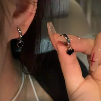 Маленькие пряжки для ушей Black Love, простые и универсальные серьги-гвоздики, высококачественные серьги, серьги для женщин