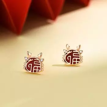 Маленькие серьги Фулонг в национальном тренде года Дракона Милые маленькие серьги Дракона