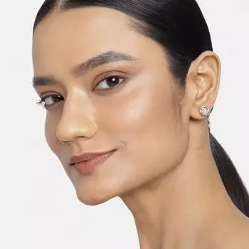 Маленькие серьги-гвоздики с белым флюсовым жемчугом