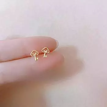 Маленькие серьги-гвоздики с ключиком, женские простые и маленькие серьги с отверстиями для ушей, летние ежедневные серьги для поездок на работу, украшения для ушей