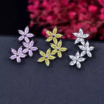 Маленькие серьги-гвоздики с нежным трехлистным цветком и прозрачным цирконием CMM белый