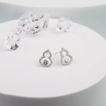 Маленькие серьги в форме тыквы из полой медной монеты, инкрустированные бриллиантами. Простые женские, маленькие и изысканные, в холодном стиле, в стиле ретро.