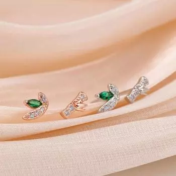 Маленькие серьги в виде побегов бамбука Маленькие милые серьги Асимметричный дизайн Зеленый темперамент слоновая кость